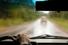 Информация для автолюбителей о правилах управления автомобилем в условиях сильного дождя